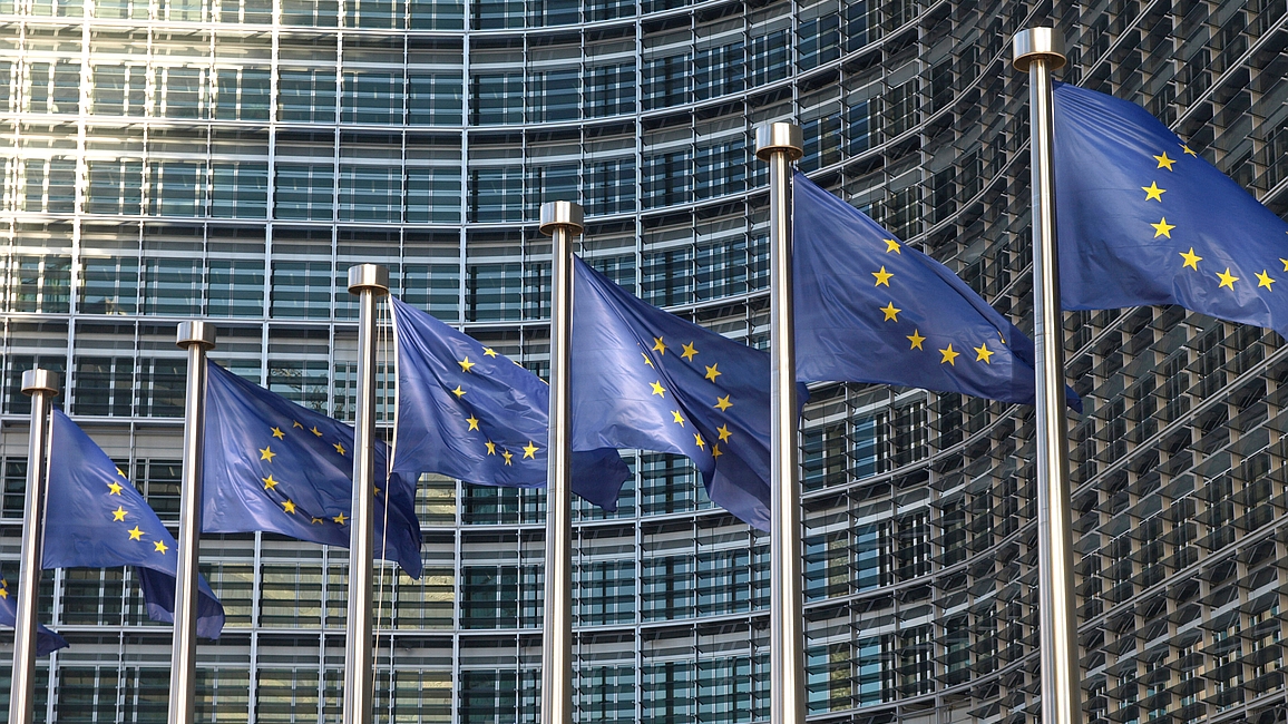 Europäische Flaggen wehen vor Kommissionsgebäude