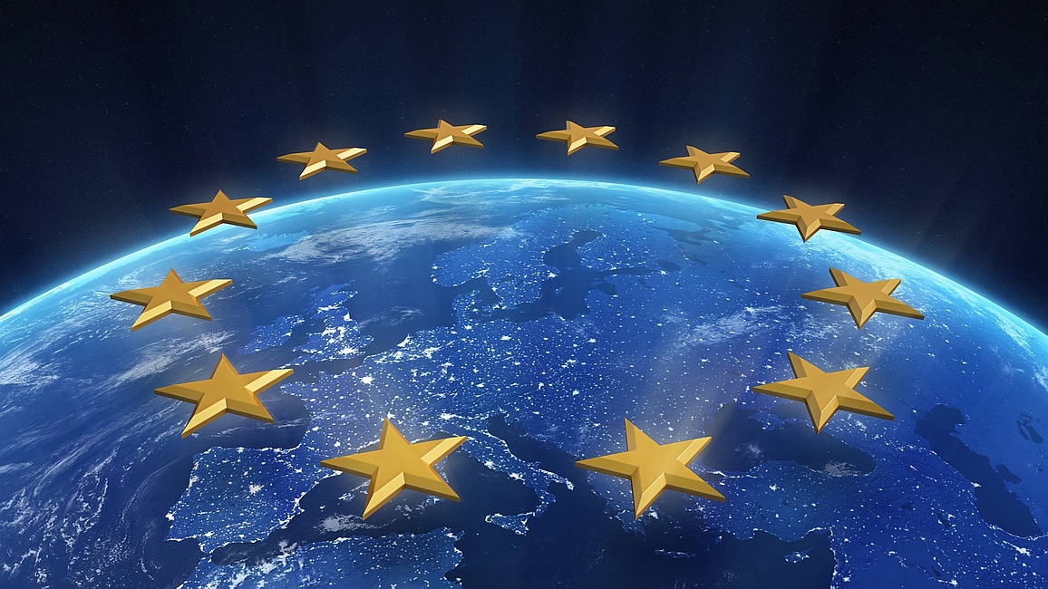 EU Sternenkranz schwebt über Erde im Weltall
